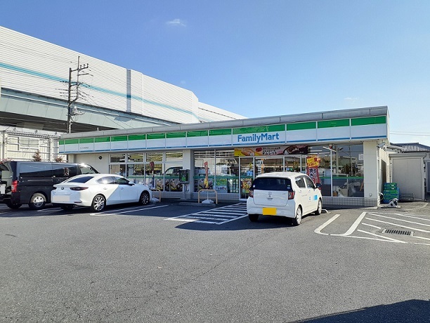 コンビニ　ファミリーマートさいたま松本店（コンビニ）まで400m