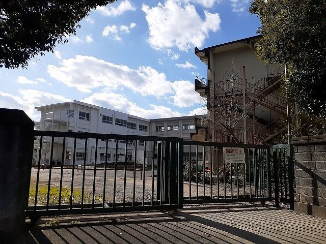 小学校　板山小学校（小学校）まで760m