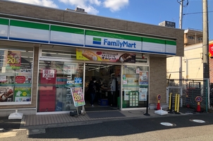 コンビニ　ファミリーマート 横浜鴨居駅前店（コンビニ）まで610m
