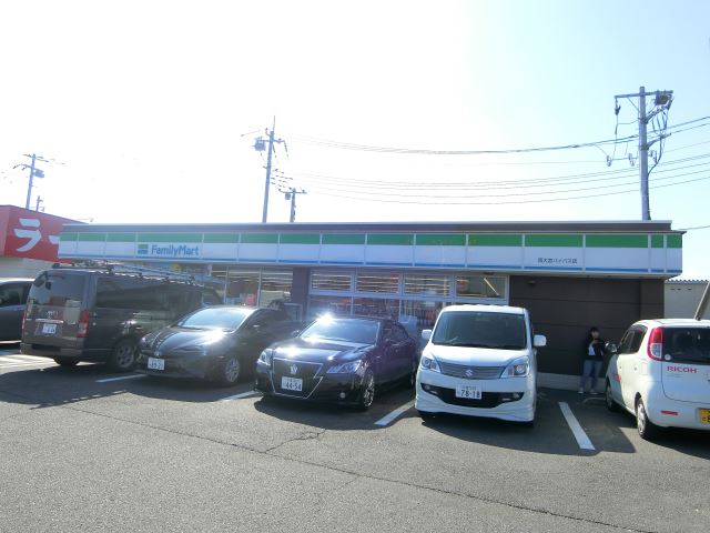 コンビニ　ファミリーマート（コンビニ）まで640m