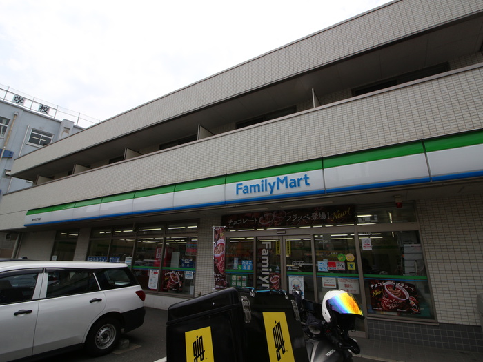 コンビニ　ファミリーマート（コンビニ）まで502m