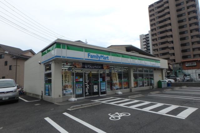 コンビニ　ファミリーマート（コンビニ）まで140m
