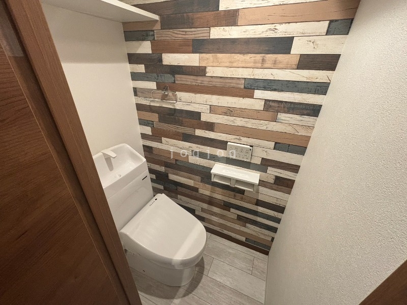 トイレ　嬉しい温水洗浄便座付きのトイレです。
