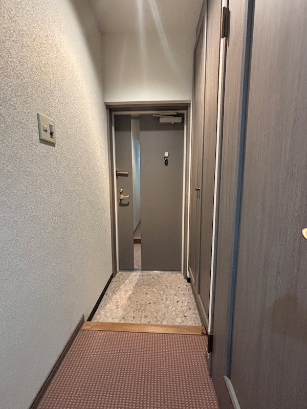 玄関　玄関横には備え付けのシューズクローゼットもあります。