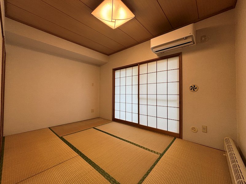 その他部屋・スペース　ベランダ側の6帖の和室。新しいエアコンがついています。
