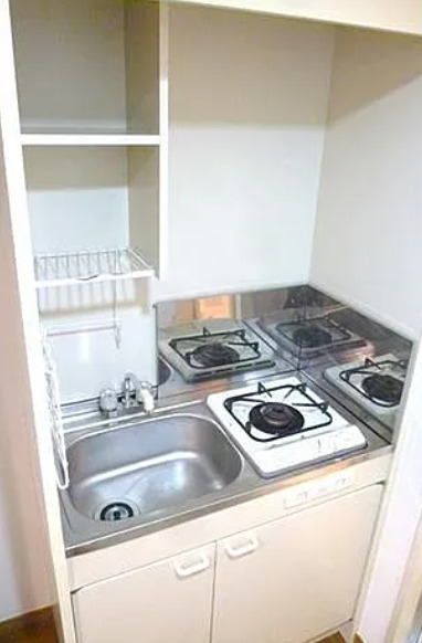 キッチン　別部屋の画像を使用しております。