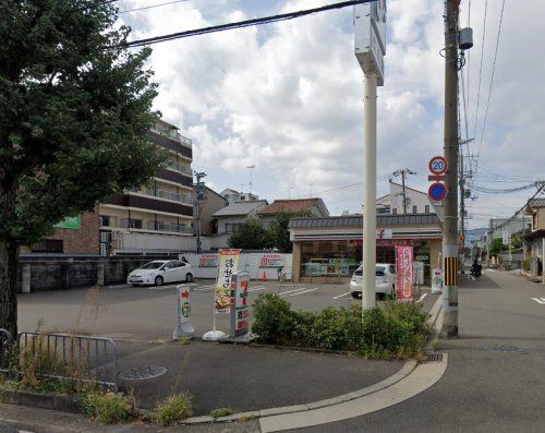 コンビニ　セブンイレブン 西京極西大丸町店（コンビニ）まで837m