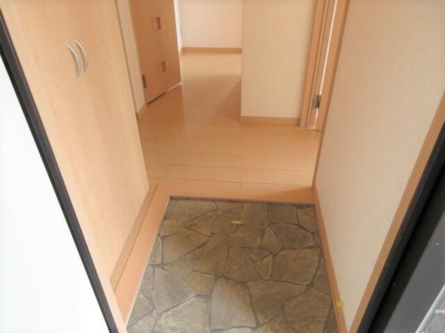 玄関　写真は別の部屋のものです。