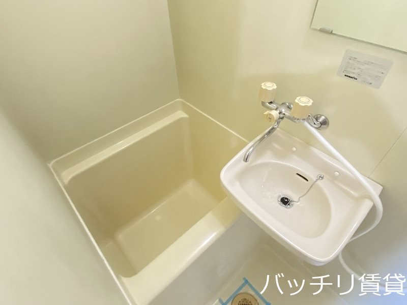 バス・シャワールーム　画像は別号室タイプの為、現状を優先致します。