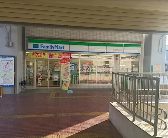 コンビニ　ファミリーマート南海湊駅前店（コンビニ）まで554m