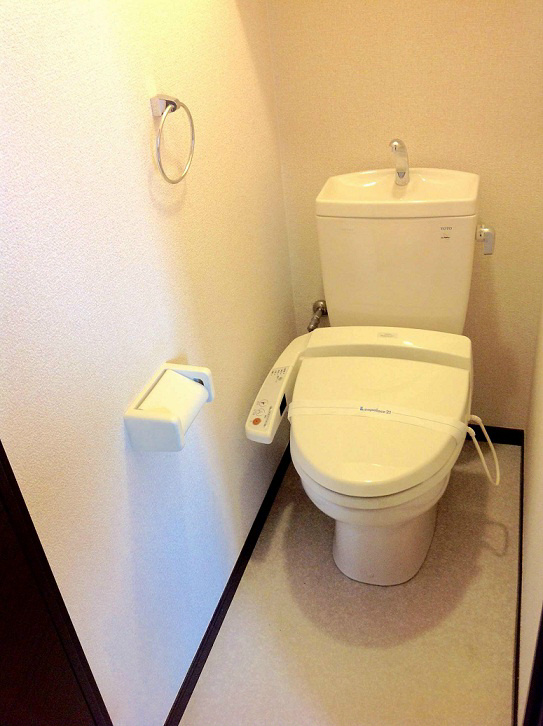 トイレ　あると嬉しいウォシュレット機能付きです。
