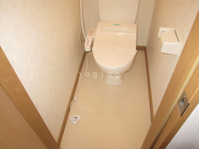 トイレ　嬉しい温水洗浄便座付きのトイレです。