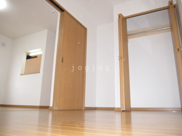 収納　日当たりの良い明るい洋室です。
