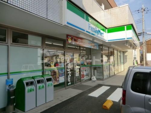 コンビニ　ファミリーマート専大松戸高校前店（コンビニ）まで300m