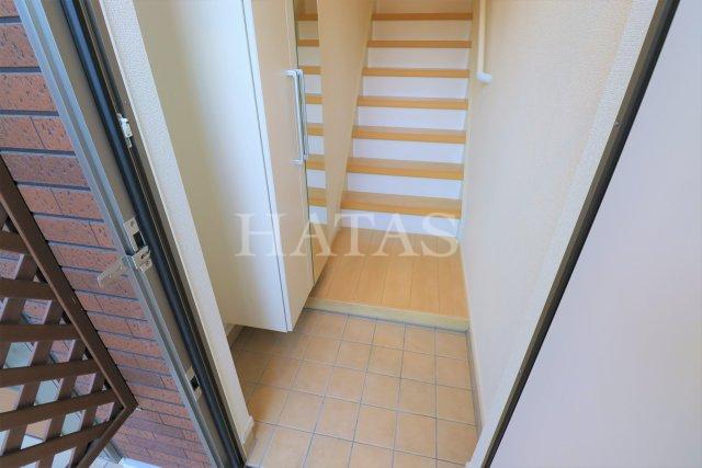 玄関　同物件別部屋です。
