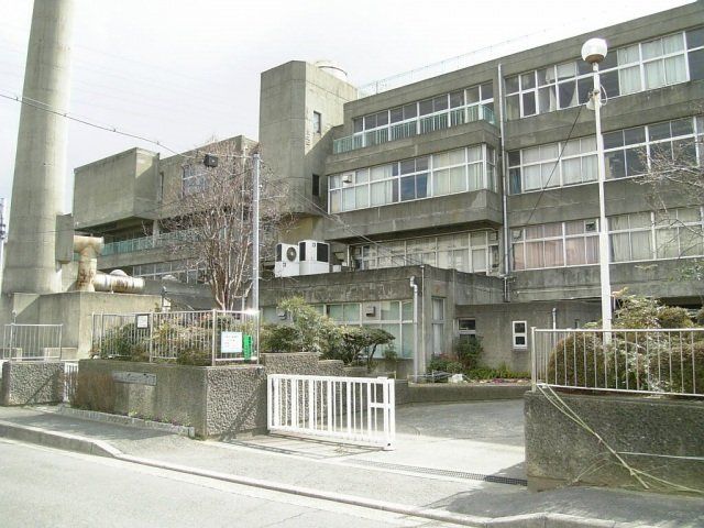 中学校　八尾市立桂中学校（中学校）まで520m