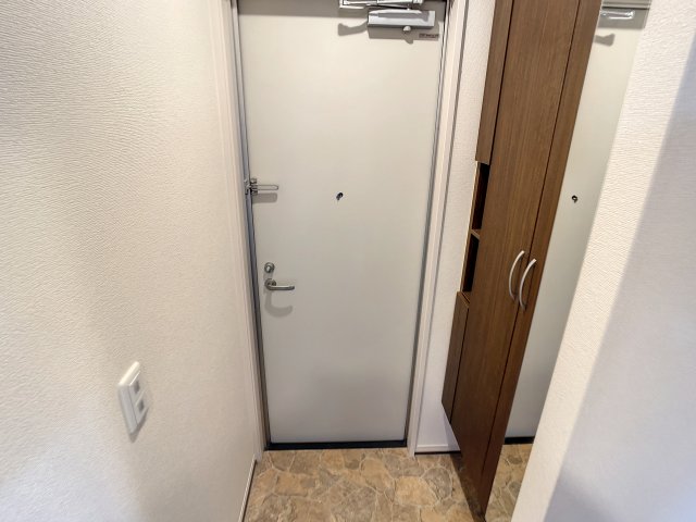 玄関　掲載写真は同型の左右反転の部屋を掲載しております。仕様等が異