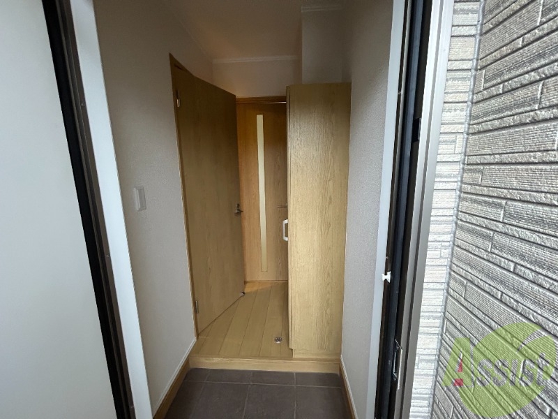 玄関　玄関からの様子です。すぐ部屋が見えないのは安心ですね。