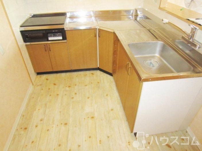 キッチン　高級感溢れる木目です。