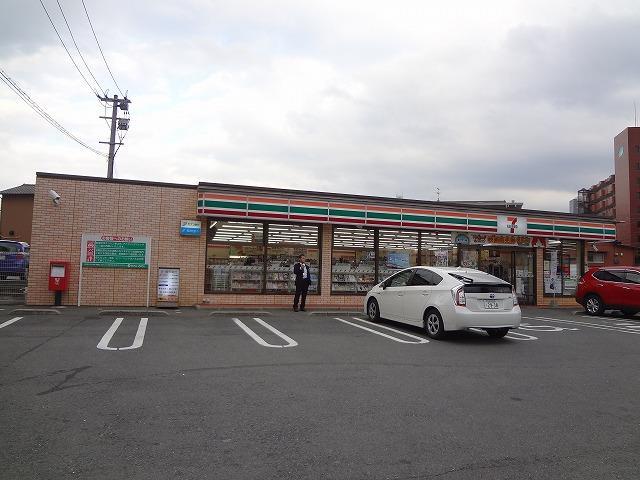 コンビニ　セブン‐イレブン／八幡穴生１丁目店（コンビニ）まで130m