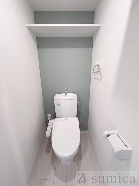 トイレ　人気アイテムの温水洗浄便座。清潔感のあるトイレです。