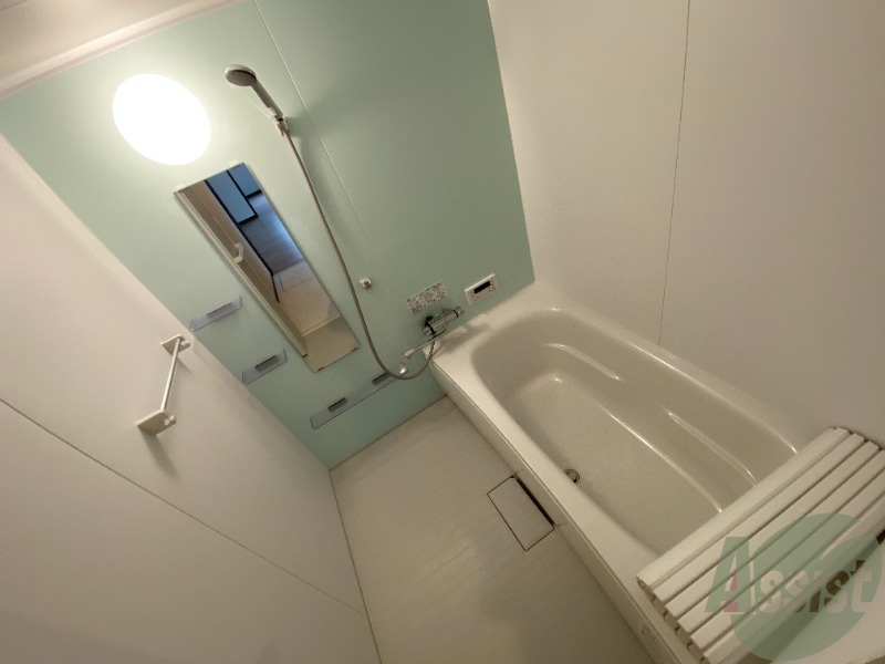 バス・シャワールーム　浴槽になります。暖かいお湯で体を癒せますね。