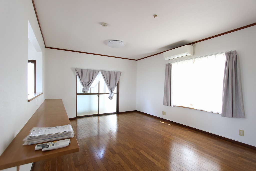 亀山戸建の居間写真