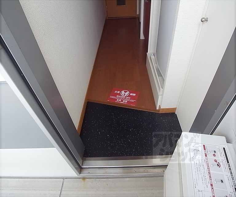 レオパレス紅雪北の玄関写真