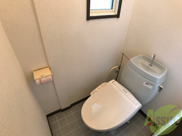 トイレ　こちらはウォシュレットタイプのトイレです。安心して使えますね