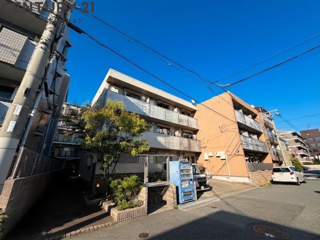 建物外観　敷地内に駐車場があります♪