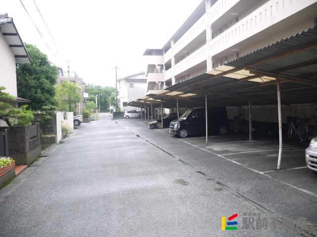 駐車場　屋根付き駐車場