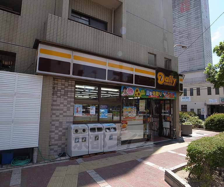 コンビニ　デイリーヤマザキ河原町松原店（コンビニ）まで104m