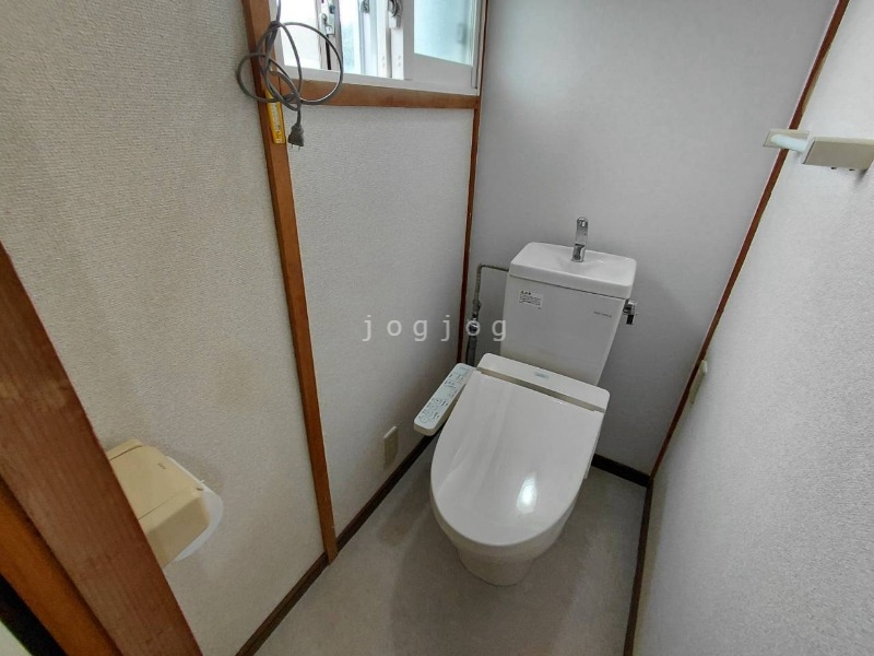 トイレ　嬉しい温水洗浄便座付きのトイレです。