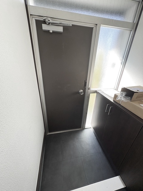 玄関　内見・ご案内出来ます。ご一報下さい。