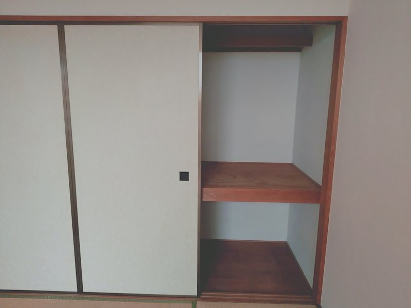 収納　清掃前の写真です