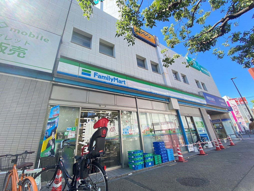 コンビニ　ファミリーマート 西新井駅東口店（コンビニ）まで298m