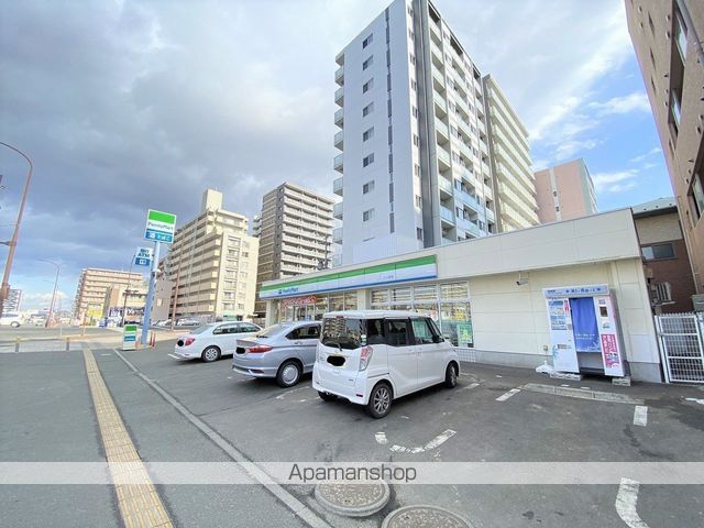 コンビニ　ファミリーマート（コンビニ）まで242m