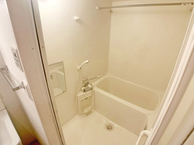 バス・シャワールーム　※この写真は同物件の同型タイプの別のお部屋のお写真です。現状