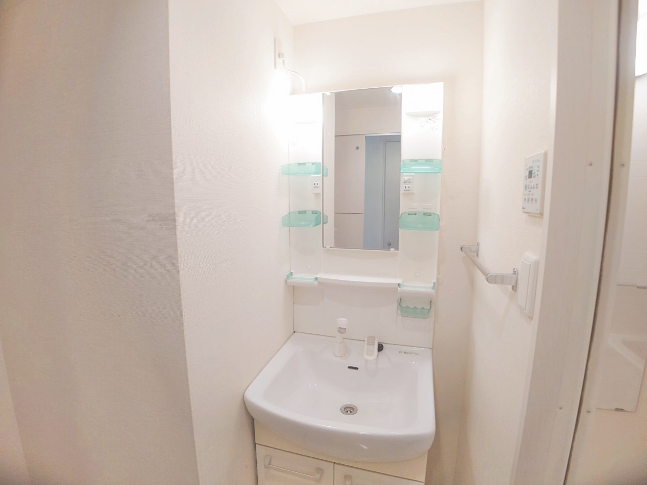 洗面設備　※この写真は同物件の同型タイプの別のお部屋のお写真です。現状