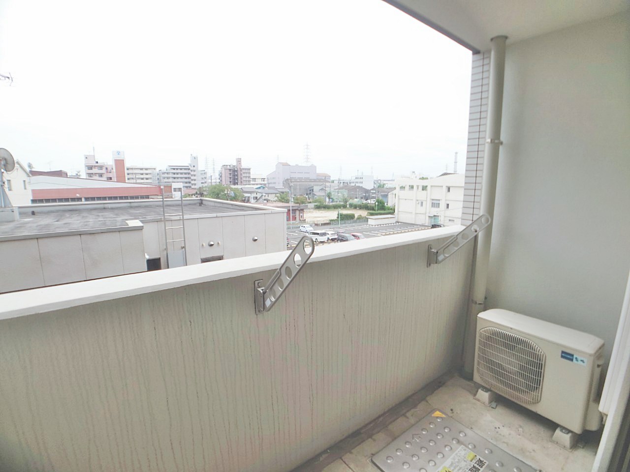 バルコニー　※この写真は同物件の同型タイプの別のお部屋のお写真です。現状