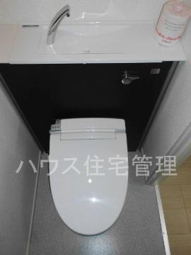 阪急京都線 高槻市駅 バス乗車時間：18分 最寄りバス停で下車 徒歩5分 4階建 築10年のトイレ写真