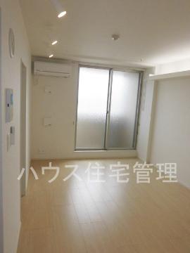 阪急京都線 高槻市駅 バス乗車時間：18分 最寄りバス停で下車 徒歩5分 4階建 築10年の居間写真