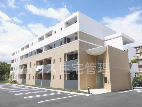 阪急京都線 高槻市駅 バス乗車時間：18分 最寄りバス停で下車 徒歩5分 築10年