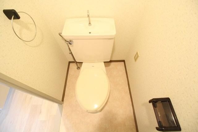トイレ　リノベーション前のお写真です。