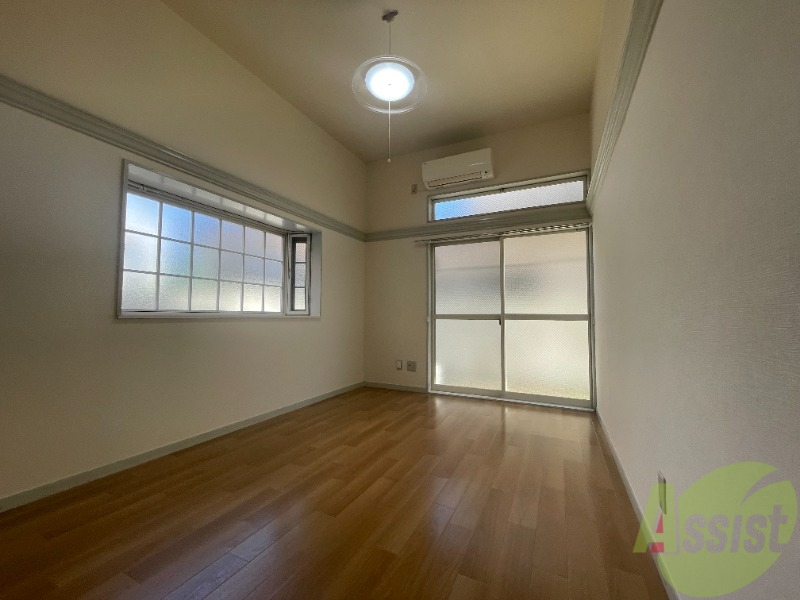 居室・リビング　ダイニングの隣のお部屋です。出窓もあり日当たりがいいですね。