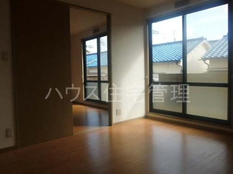阪急京都線 富田駅 徒歩10分 2階建 築28年の居間写真