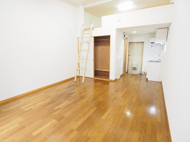 居室・リビング　同物件別部屋の写真です