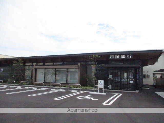 銀行　四国銀行一宮支店（銀行）まで495m