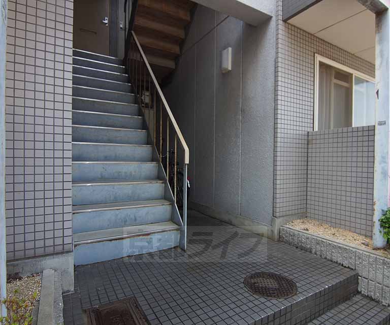 ロビー　１階玄関はこの奥、２階は階段からどうぞ。
