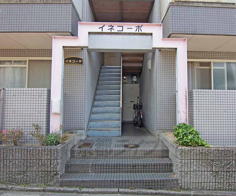 エントランス　物件は道路より一段上がっています。